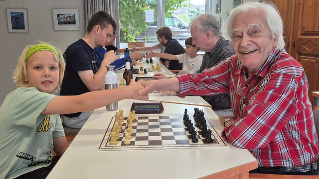 Clash of the Generations: 86 Years Apart at the Chessboard